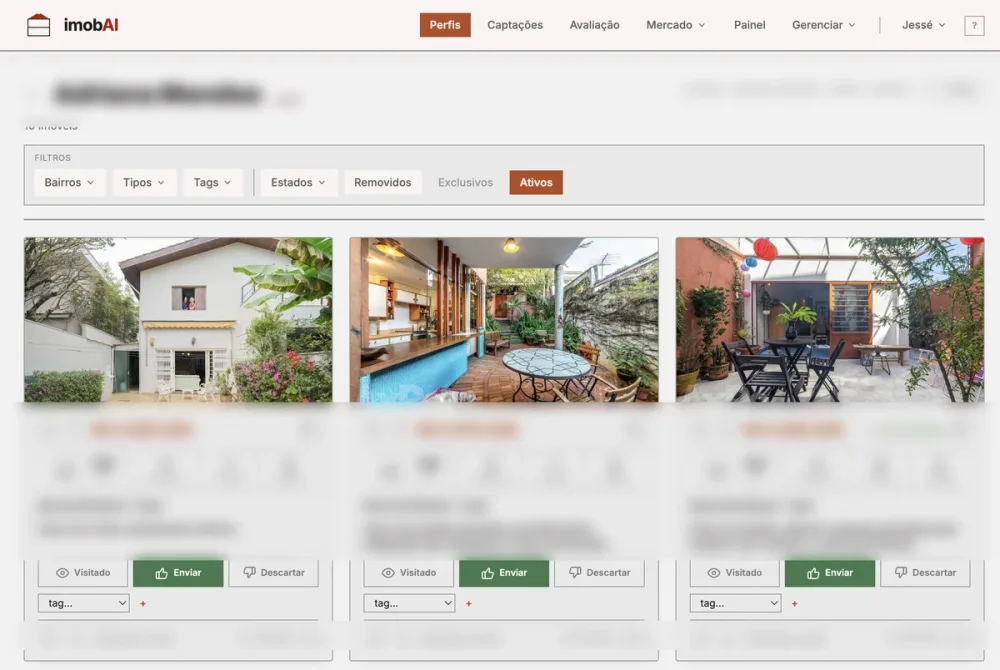 Painel de busca de imóveis com fotos e cards de resultados; nome do cliente, preços e descrições desfocados